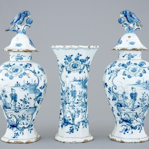 Een driedelig blauw-wit Delfts kaststel met chinoiserie decor, 18e eeuw — foto 1