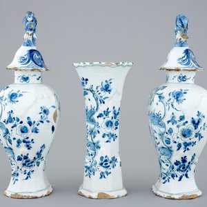 Een driedelig blauw-wit Delfts kaststel met chinoiserie decor, 18e eeuw — foto 2