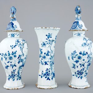 Een driedelig blauw-wit Delfts kaststel met chinoiserie decor, 18e eeuw — foto 4