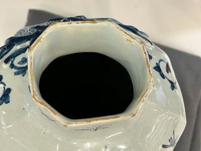 Een driedelig blauw-wit Delfts kaststel met een roos, 18e eeuw — foto 12