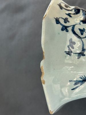 Een driedelig blauw-wit Delfts kaststel met een roos, 18e eeuw — foto 5