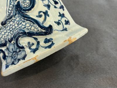 Een driedelig blauw-wit Delfts kaststel met een roos, 18e eeuw — foto 9