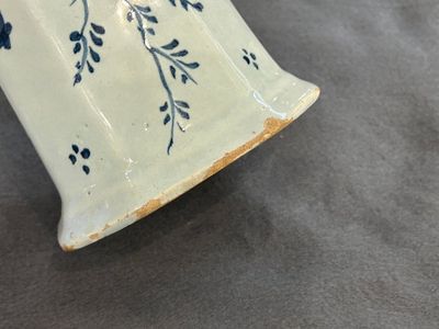 Een driedelig blauw-wit Delfts kaststel met een roos, 18e eeuw — foto 10