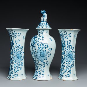 Een driedelig blauw-wit Delfts kaststel met een roos, 18e eeuw — foto 2