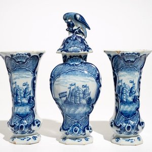 Een driedelig blauwwit Delfts kaststel met maritiem decor, 18e eeuw — foto 1