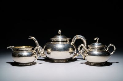 Een driedelig Chinees zilveren theestel, merk van Hung Chong, Shanghai, ca. 1900