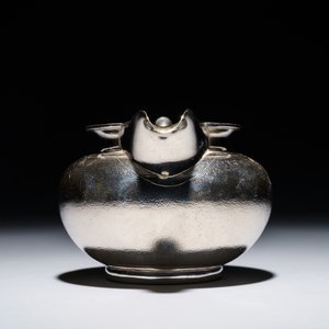 Een driedelig Chinees zilveren theestel, merk van Hung Chong, Shanghai, ca. 1900 — foto 11