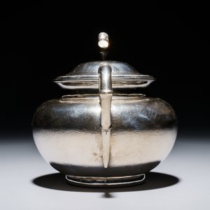 Een driedelig Chinees zilveren theestel, merk van Hung Chong, Shanghai, ca. 1900 — foto 17