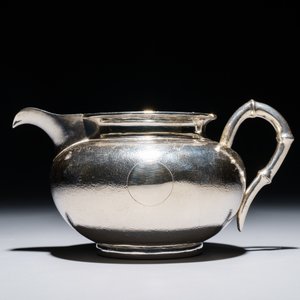 Een driedelig Chinees zilveren theestel, merk van Hung Chong, Shanghai, ca. 1900 — foto 8
