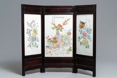 Een driedelig houten Chinees qianjiang cai tafelscherm, 19/20e eeuw