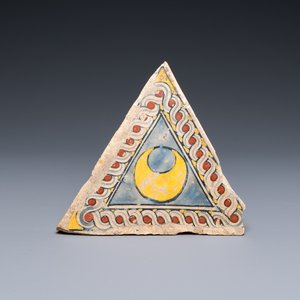 Een driehoekige vloertegel in Italiaanse majolica, Faenza, 15/16e eeuw — foto 1