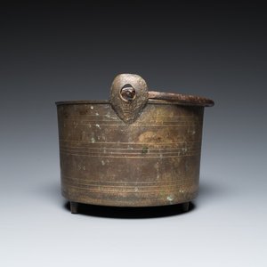 Een driepotige bronzen kookpot met hengsel, wellicht Frankrijk, 17e eeuw — foto 5