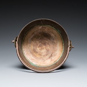 Een driepotige bronzen kookpot met hengsel, wellicht Frankrijk, 17e eeuw — foto 6