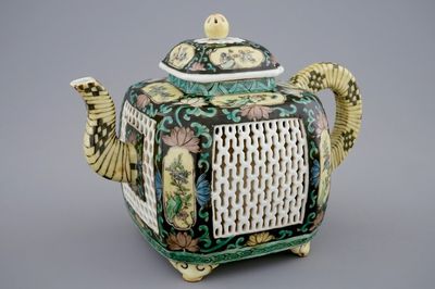 Een dubbelwandige Chinese famille noire theepot, 18/19e eeuw