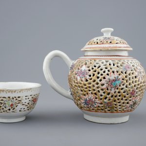 Een dubbelwandige Chinese famille rose theepot en kom met ajour decor, Qianlong, 18e eeuw — foto 2