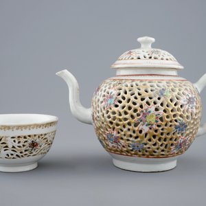 Een dubbelwandige Chinese famille rose theepot en kom met ajour decor, Qianlong, 18e eeuw — foto 4