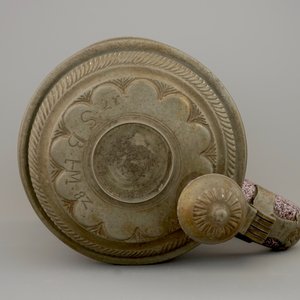 Een Duitse faience bierkan met decor van een schaap en met tinnen deksel, 18e eeuw — foto 6