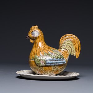 Een Duitse polychrome aardewerken dekselterrine in de vorm van een haan, Abtsbessingen, 18e eeuw — foto 1