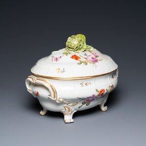 Een Duitse polychrome porseleinen dekselterrine met floraal decor, Ludwigsburg, 18e eeuw — foto 1