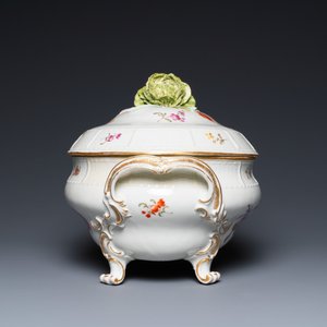 Een Duitse polychrome porseleinen dekselterrine met floraal decor, Ludwigsburg, 18e eeuw — foto 6