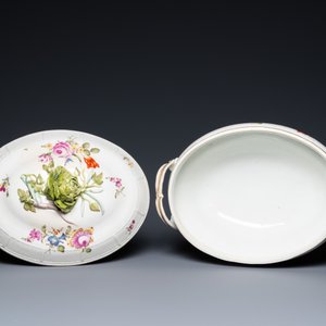 Een Duitse polychrome porseleinen dekselterrine met floraal decor, Ludwigsburg, 18e eeuw — foto 7