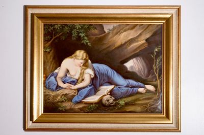 Een Duitse porseleinen plaquette “Die Büsende Magdalene”, mog. Berlijn, 19e eeuw
