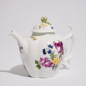 Een Duitse porseleinen theepot en deksel met floraal decor, 18/19e eeuw — foto 1