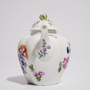 Een Duitse porseleinen theepot en deksel met floraal decor, 18/19e eeuw — foto 3