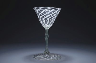 Een dun slingerglas, façon de Venise, 18/19e eeuw