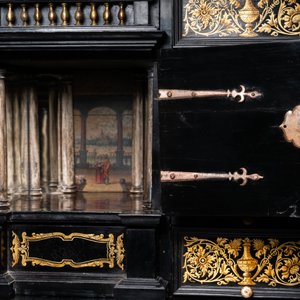 Een ebbenhouten, gezwart en beschilderd kabinet met spiegelinterieur, Antwerpen, 17e eeuw — foto 20