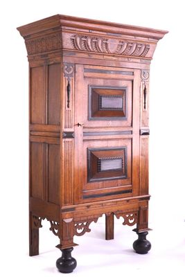 Een ééndeurskast in eik in neo renaissance stijl, 19e eeuw