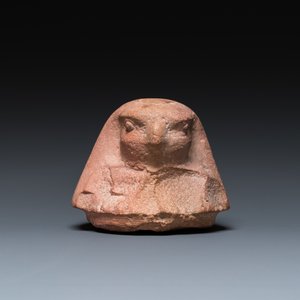 Een Egyptisch canopedeksel in lichtbruine kalksteen in de vorm van een valkenkop, Late Tijd — foto 2