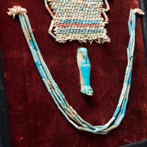 Een Egyptisch dodenmasker in faience parels, een oushabti en een ketting, Ptolemaïsche periode — foto 5