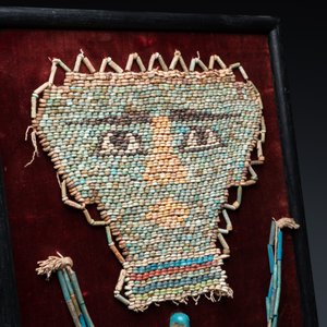 Een Egyptisch dodenmasker in faience parels, een oushabti en een ketting, Ptolemaïsche periode — foto 6