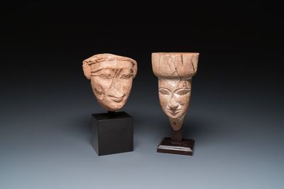 Een Egyptisch houten dodenmasker en een zandstenen hoofd, Late Tijd en Saïtische periode