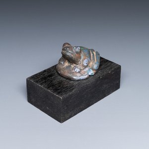 Een Egyptisch kobaltblauw- en turquoise-geglazuurd faience model van een kikker, 15/11e eeuw v.C. — foto 1