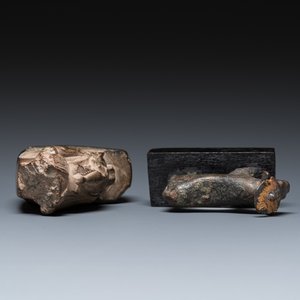 Een Egyptische basalten sculptuur van een priester of ambtenaar met Osiris en een bronzen Apis, Late Tijd — foto 7