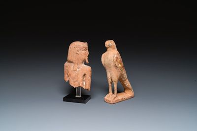 Een Egyptische houten Horusvalk en een fragment van een farao sculptuur, Late Tijd