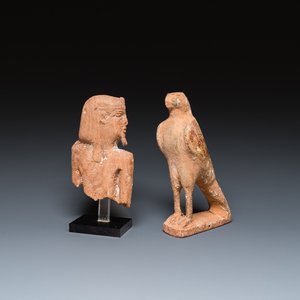 Een Egyptische houten Horusvalk en een fragment van een farao sculptuur, Late Tijd — foto 1