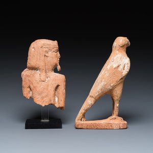Een Egyptische houten Horusvalk en een fragment van een farao sculptuur, Late Tijd — foto 2