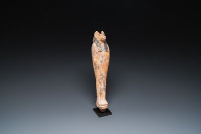 Een Egyptische stucco beschilderde houten Anubis sculptuur, Nieuwe Rijk