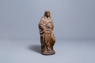 Een eikenhouten figuur van een engel met de passiewerktuigen, Duitsland of Maasland, 16e eeuw