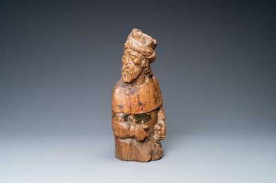 Een eikenhouten figuur van een profeet met sporen van polychromie, 16e eeuw