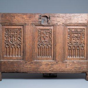 Een eikenhouten voorpaneel van een koffer met het wapen van Frankrijk en van de Dauphin, Frankrijk, 2e helft 15e eeuw — foto 1