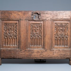 Een eikenhouten voorpaneel van een koffer met het wapen van Frankrijk en van de Dauphin, Frankrijk, 2e helft 15e eeuw — foto 2