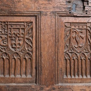 Een eikenhouten voorpaneel van een koffer met het wapen van Frankrijk en van de Dauphin, Frankrijk, 2e helft 15e eeuw — foto 4