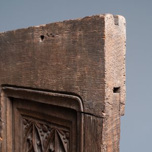 Een eikenhouten voorpaneel van een koffer met maaswerk panelen, 15e eeuw — foto 8