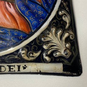 Een email plaquette met de Heilige Maagd en inscriptie 'Mater Dei', Limoges, Frankrijk, 1e helft 18e eeuw — foto 6