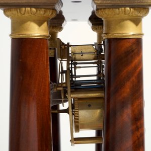 Een Empire pendule in acajou en vuurverguld brons, Frankrijk, 19e eeuw — foto 8