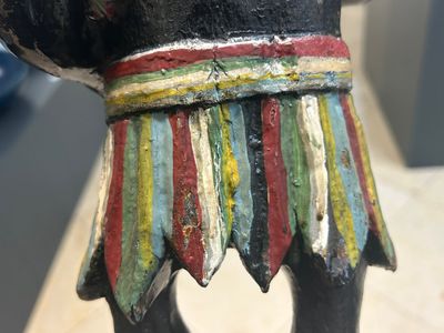 Een Engelse polychroom beschilderde houten sculptuur van een rokende indiaan uit een tabakszaak, 18e eeuw — foto 18